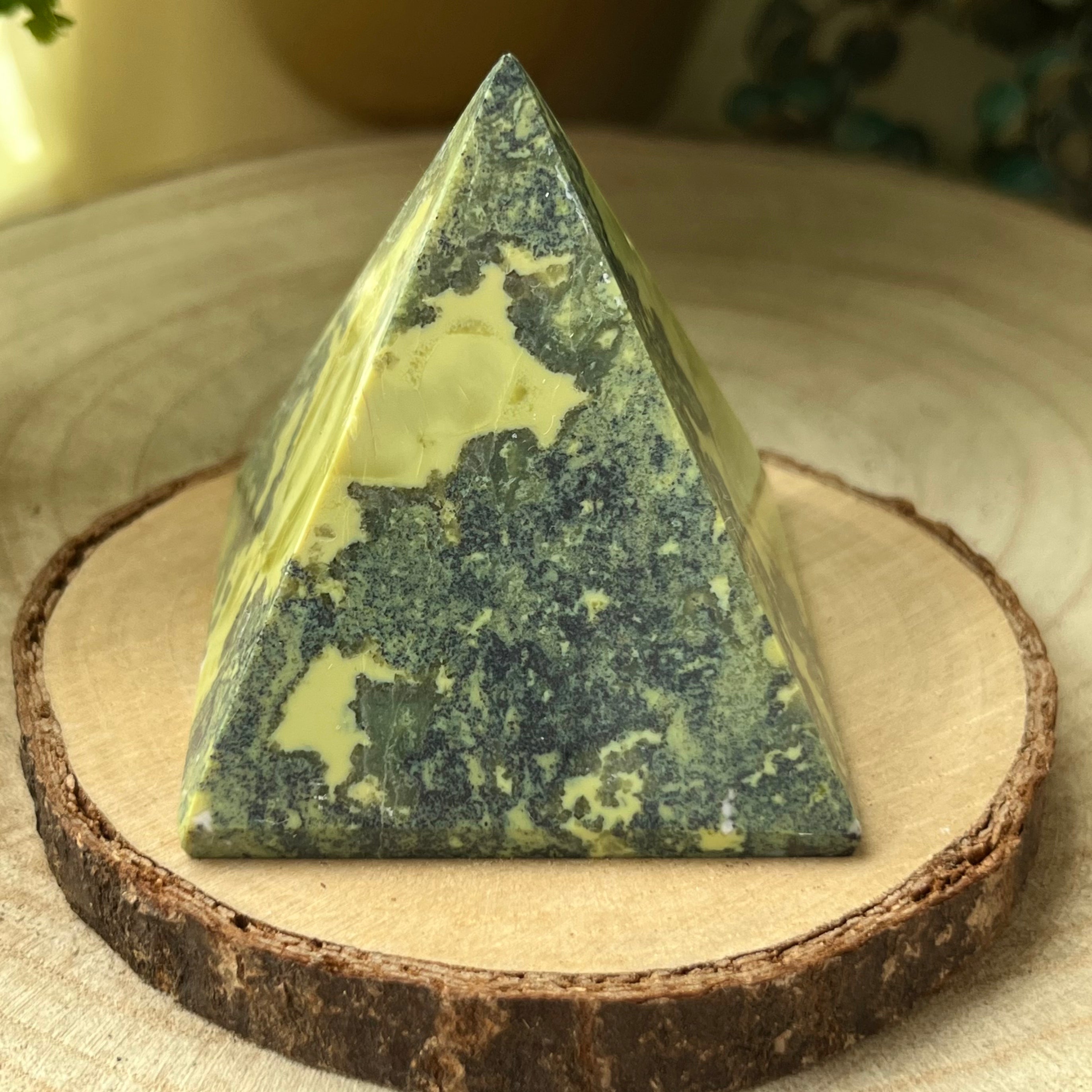 New Jade (Serpentine) Pyramid - Balance & Vitality 5cm Crystals