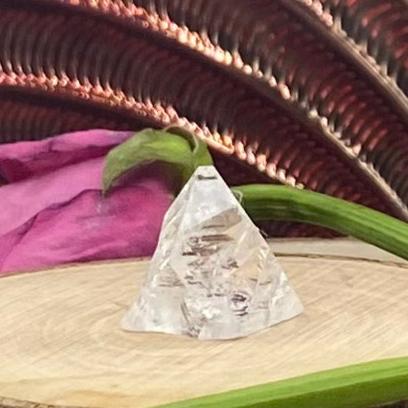 apophyllite crystal tips for meditation and anxiety